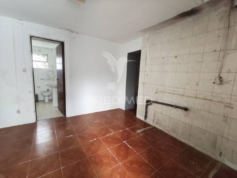 Moradia em pedra para restauro com 1 114 m2 de terreno, vila nova de famalicão, calendário.