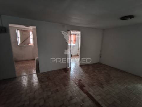 Moradia em pedra para restauro com 1 114 m2 de terreno, vila nova de famalicão, calendário.