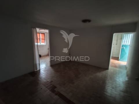 Moradia em pedra para restauro com 1 114 m2 de terreno, vila nova de famalicão, calendário.