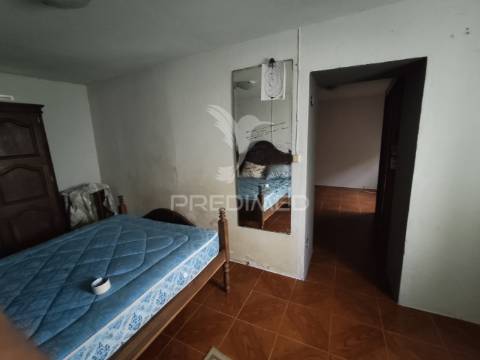 Moradia em pedra para restauro com 1 114 m2 de terreno, vila nova de famalicão, calendário.