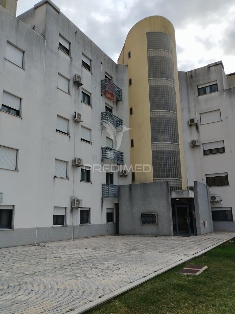 Excelente apartamento t3 nas lysias. tem elevador, garagem e arrecadação. tem um terraço espetacular com barbecue .