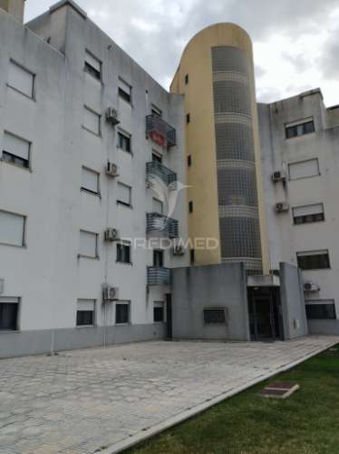 Excelente apartamento t3 nas lysias. tem elevador, garagem e arrecadação. tem um terraço espetacular com barbecue .