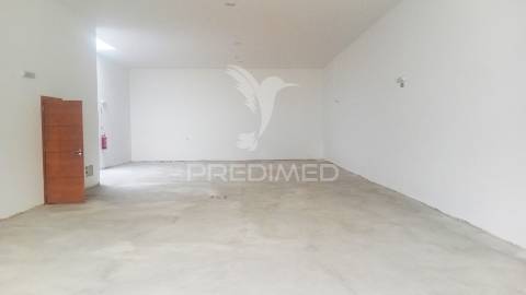 Loja  para comércio e serviços com 360m2  perto da zona ribeirinha de portimão