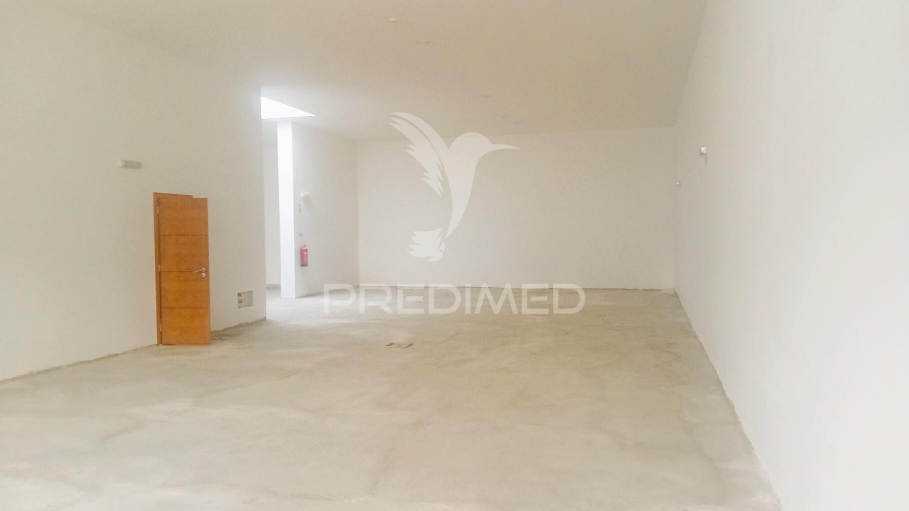 Loja  para comércio e serviços com 360m2  perto da zona ribeirinha de portimão