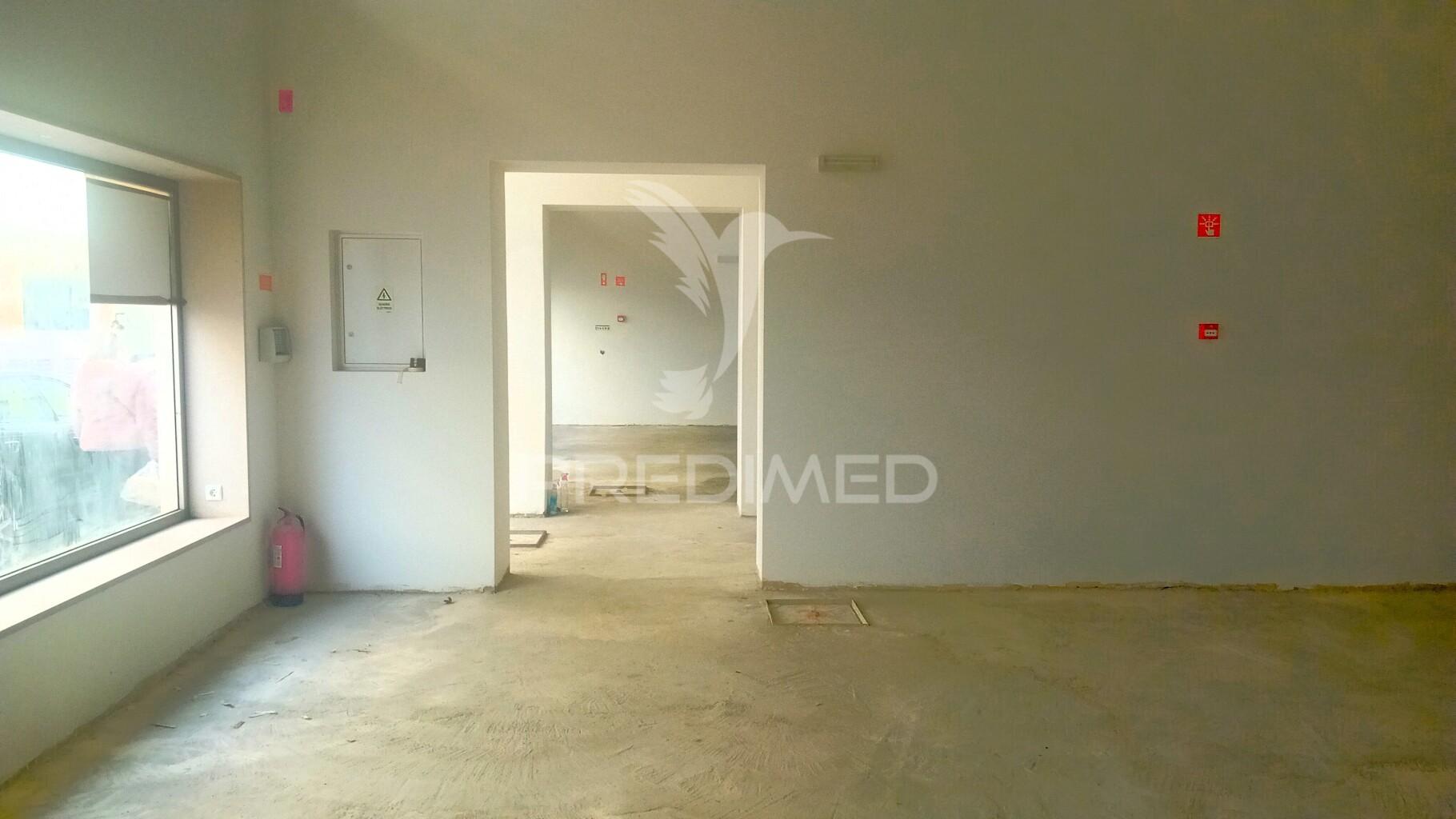 Loja  para comércio e serviços com 360m2  perto da zona ribeirinha de portimão