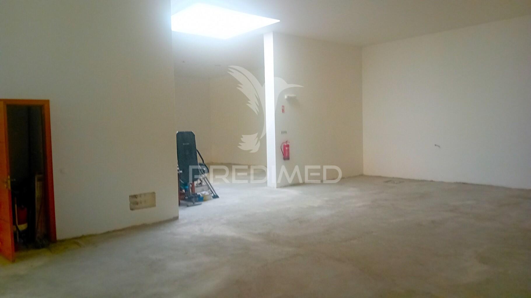 Loja  para comércio e serviços com 360m2  perto da zona ribeirinha de portimão
