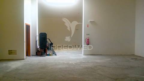 Loja  para comércio e serviços com 360m2  perto da zona ribeirinha de portimão
