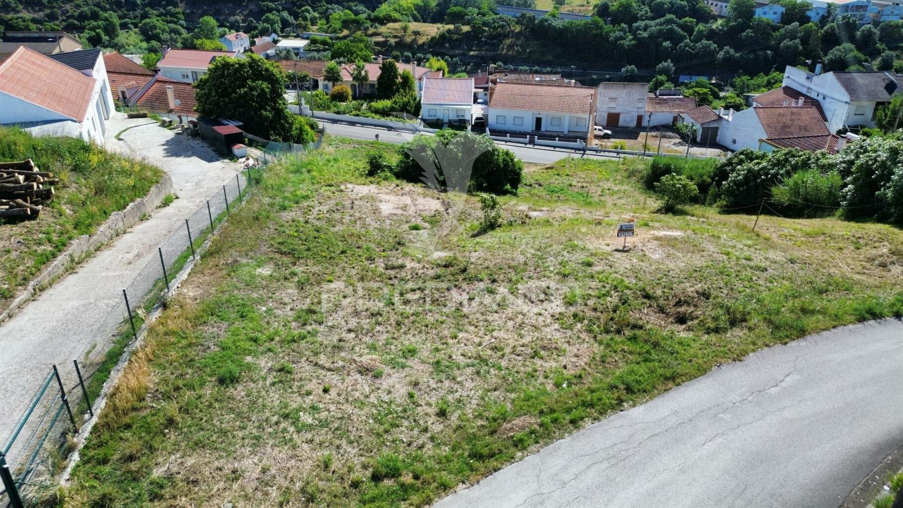 Terreno urbano com duas frentes de acesso em pernes/ santarém