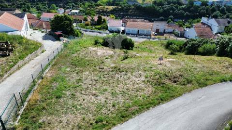 Terreno urbano com duas frentes de acesso em pernes/ santarém