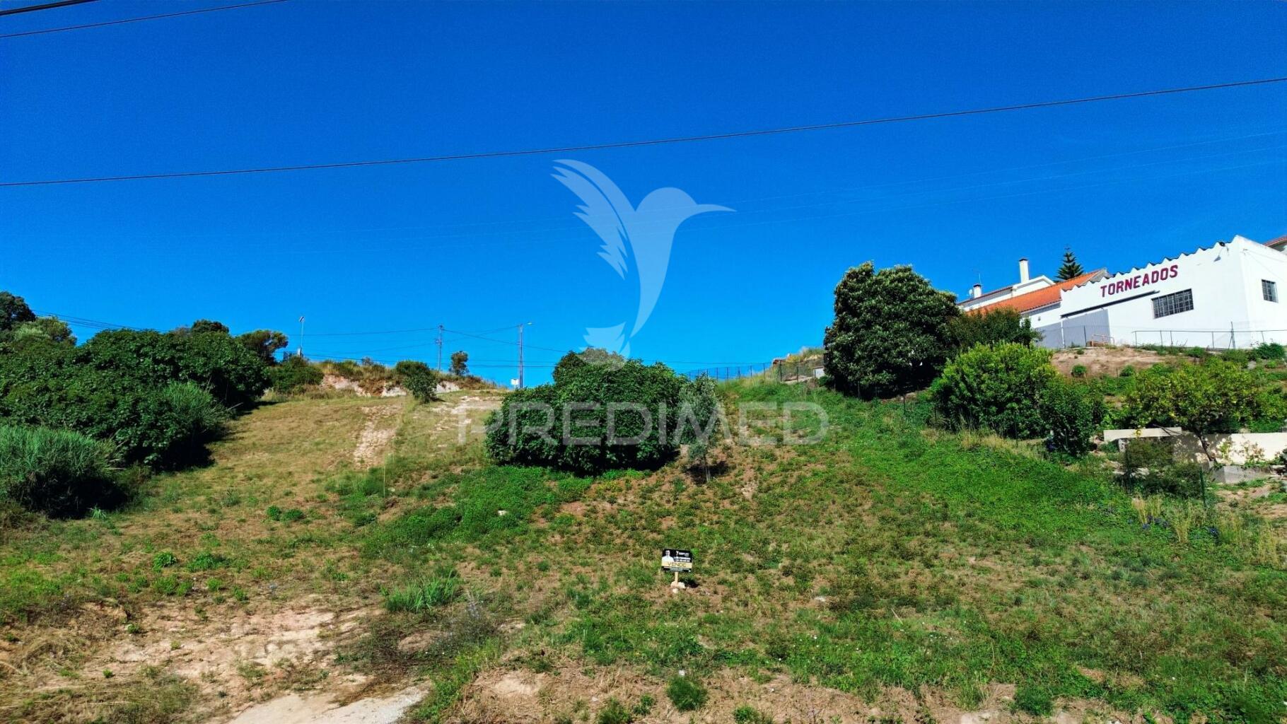 Terreno urbano com duas frentes de acesso em pernes/ santarém