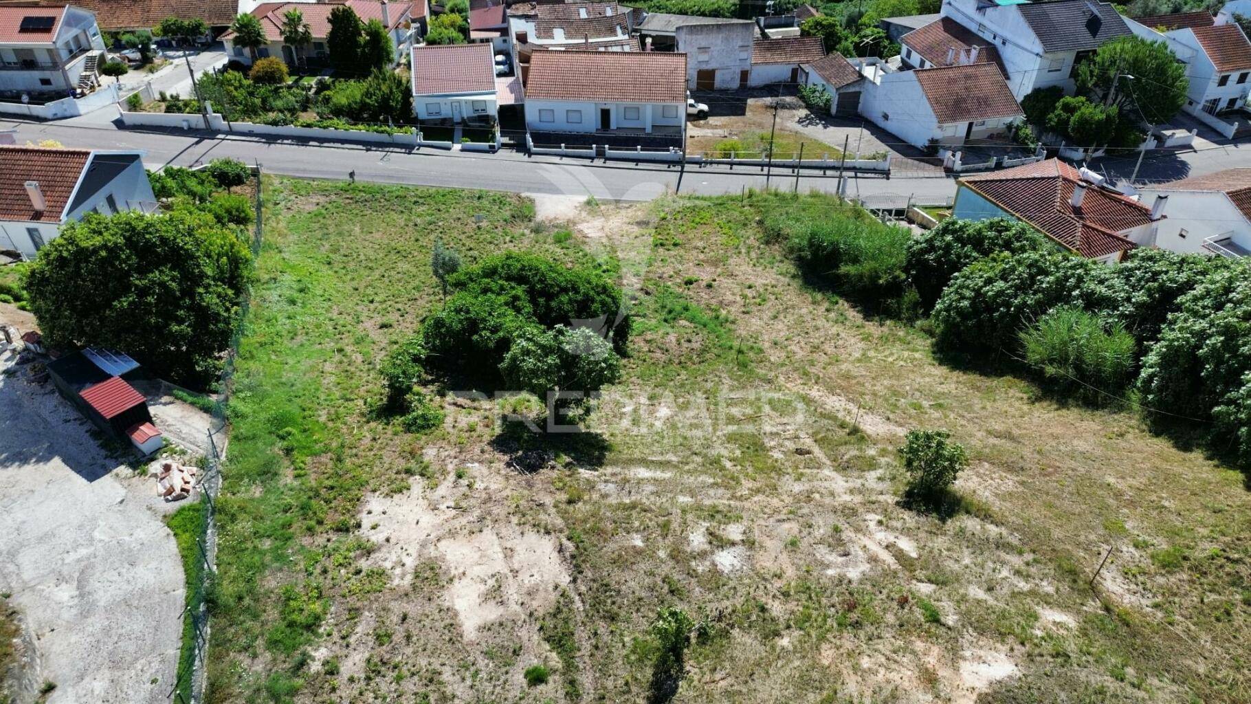Terreno urbano com duas frentes de acesso em pernes/ santarém
