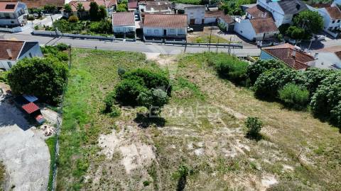 Terreno urbano com duas frentes de acesso em pernes/ santarém