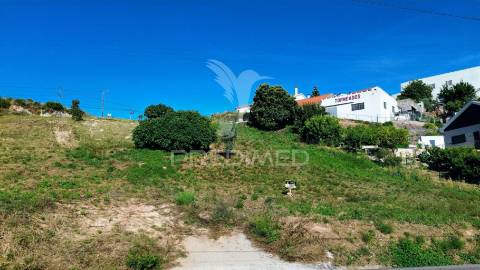 Terreno urbano com duas frentes de acesso em pernes/ santarém