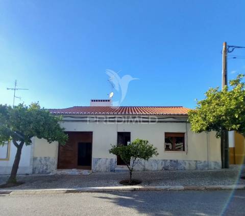 Casa térrea com quintal e garagem