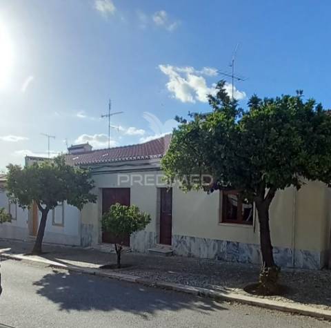 Casa térrea com quintal e garagem