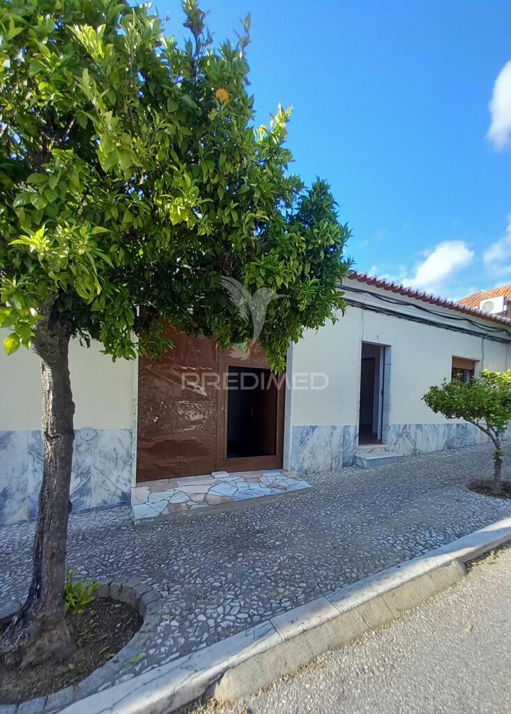 Casa térrea com quintal e garagem