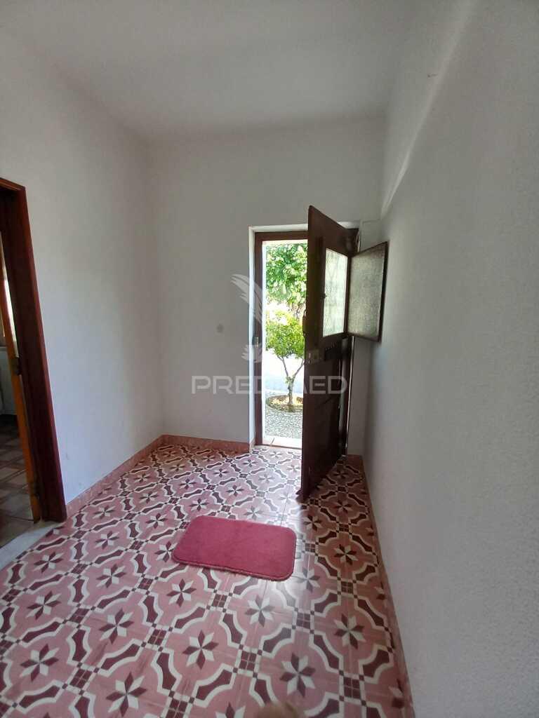 Casa térrea com quintal e garagem