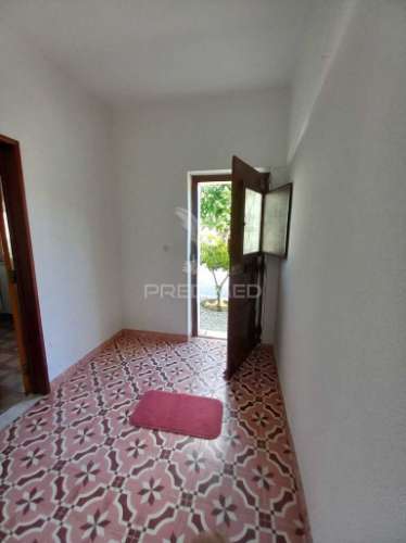 Casa térrea com quintal e garagem