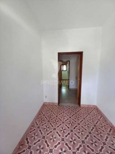 Casa térrea com quintal e garagem