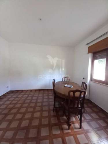 Casa térrea com quintal e garagem