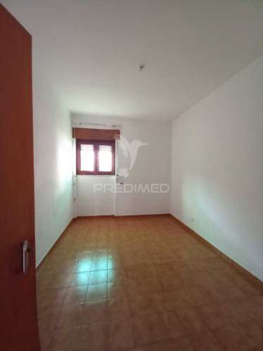 Casa térrea com quintal e garagem