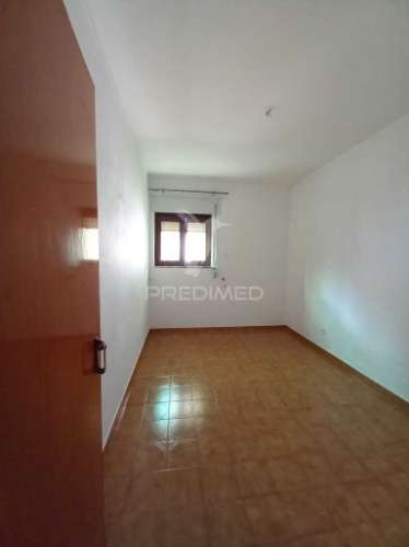 Casa térrea com quintal e garagem