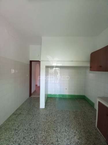Casa térrea com quintal e garagem
