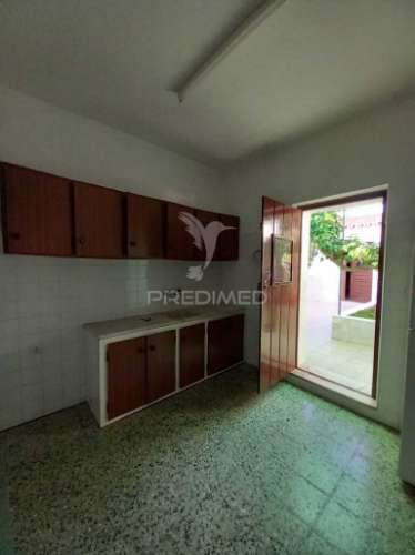 Casa térrea com quintal e garagem