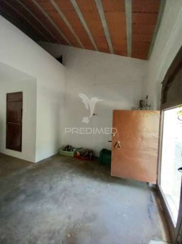 Casa térrea com quintal e garagem