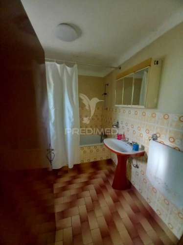 Casa térrea com quintal e garagem