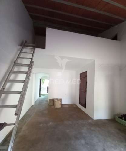 Casa térrea com quintal e garagem