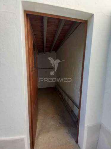 Casa térrea com quintal e garagem