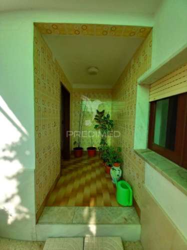 Casa térrea com quintal e garagem