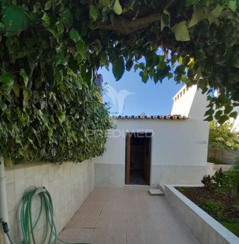 Casa térrea com quintal e garagem