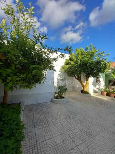 Casa térrea com quintal e garagem