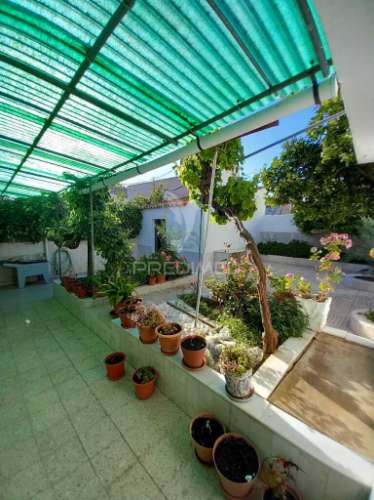 Casa térrea com quintal e garagem