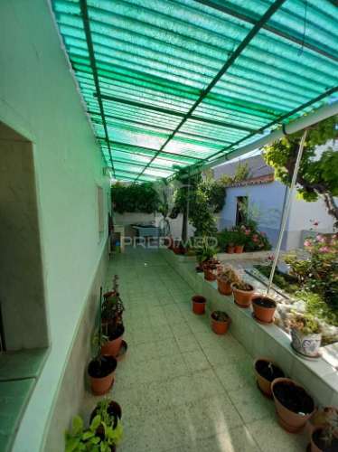 Casa térrea com quintal e garagem