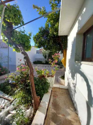 Casa térrea com quintal e garagem