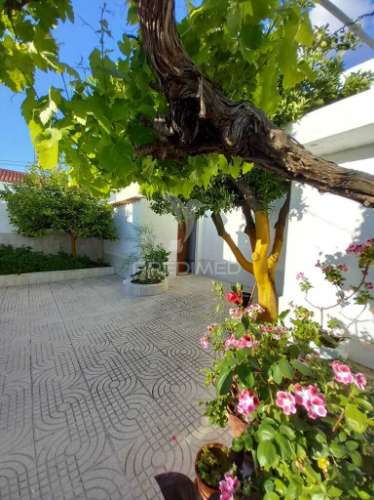 Casa térrea com quintal e garagem