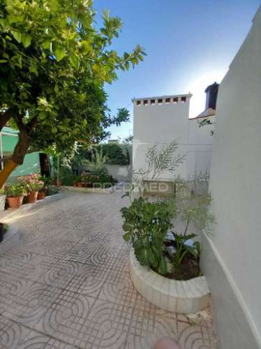 Casa térrea com quintal e garagem