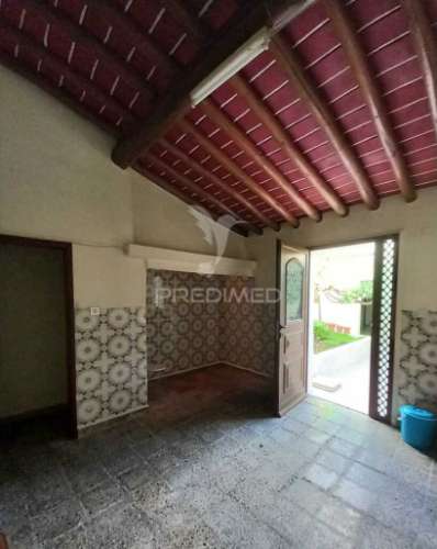 Casa térrea com quintal e garagem