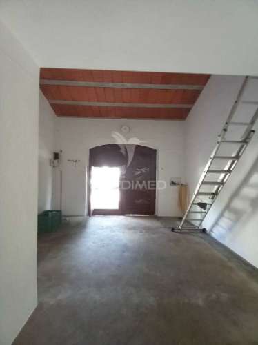 Casa térrea com quintal e garagem