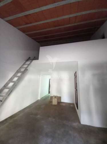 Casa térrea com quintal e garagem