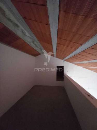 Casa térrea com quintal e garagem
