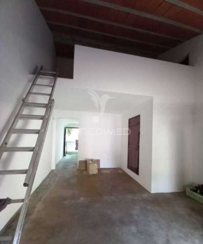 Casa térrea com quintal e garagem