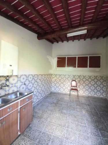 Casa térrea com quintal e garagem