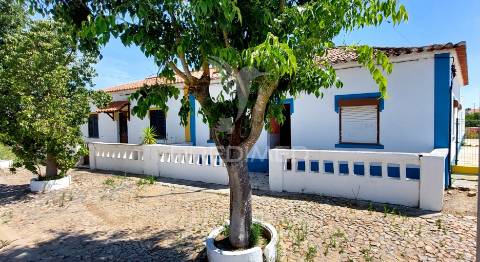 Moradia t3 para remodelação, situada no largo da igreja de são matias, beja.