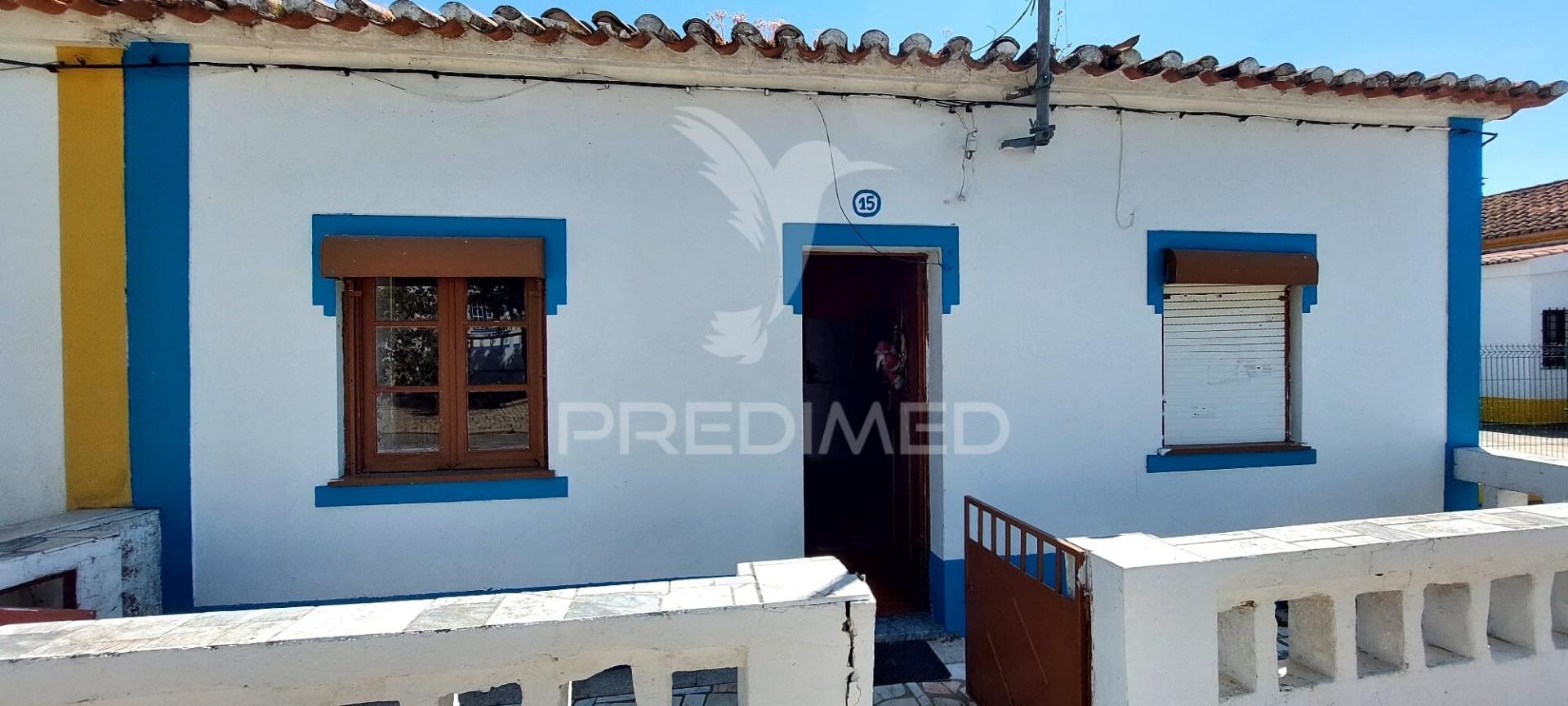 Moradia t3 para remodelação, situada no largo da igreja de são matias, beja.