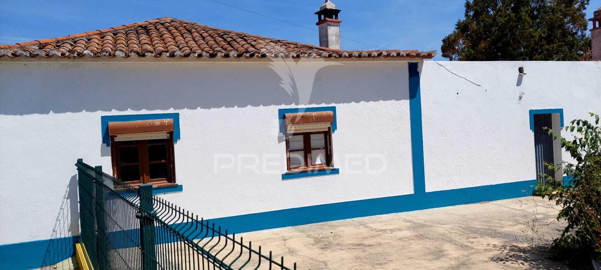 Moradia t3 para remodelação, situada no largo da igreja de são matias, beja.