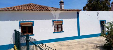 Moradia t3 para remodelação, situada no largo da igreja de são matias, beja.